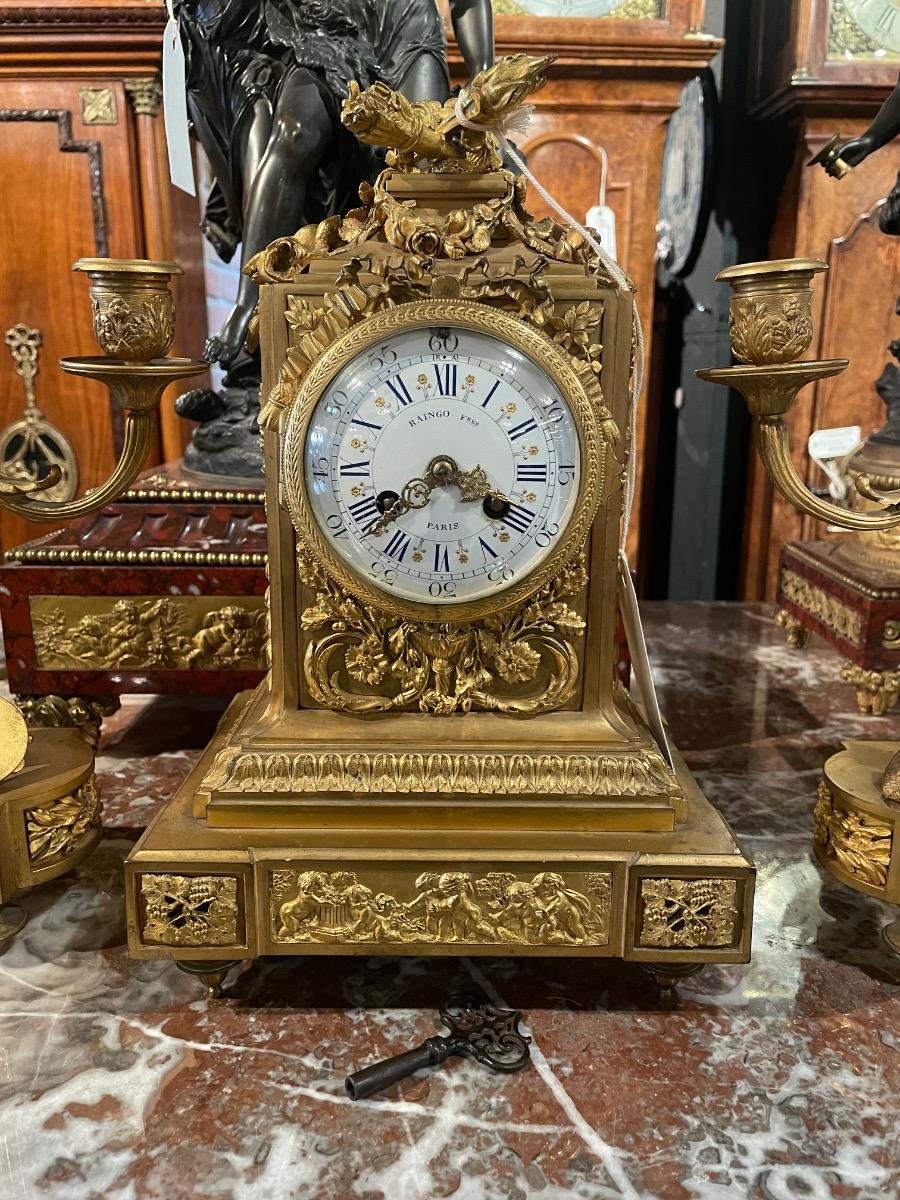 Bronze gilded clock set by Raingo Frères a Paris. 33cm high