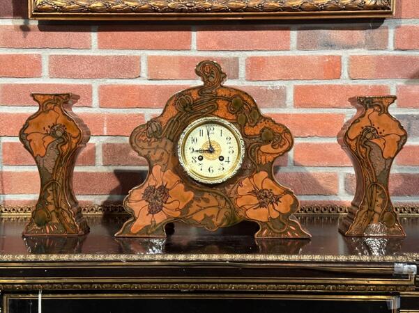 Jugendstil Polychrome Painted Earthware Clock “Rozenburg Den Haag”, clock 35x10x32h cm, vases 11x7x26h cm