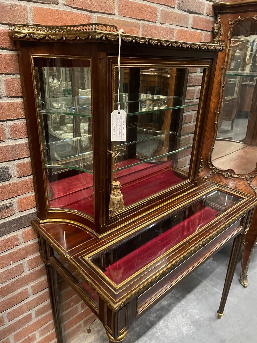 Napoleon III mahogany table vitrine. 85x48x139H cm 