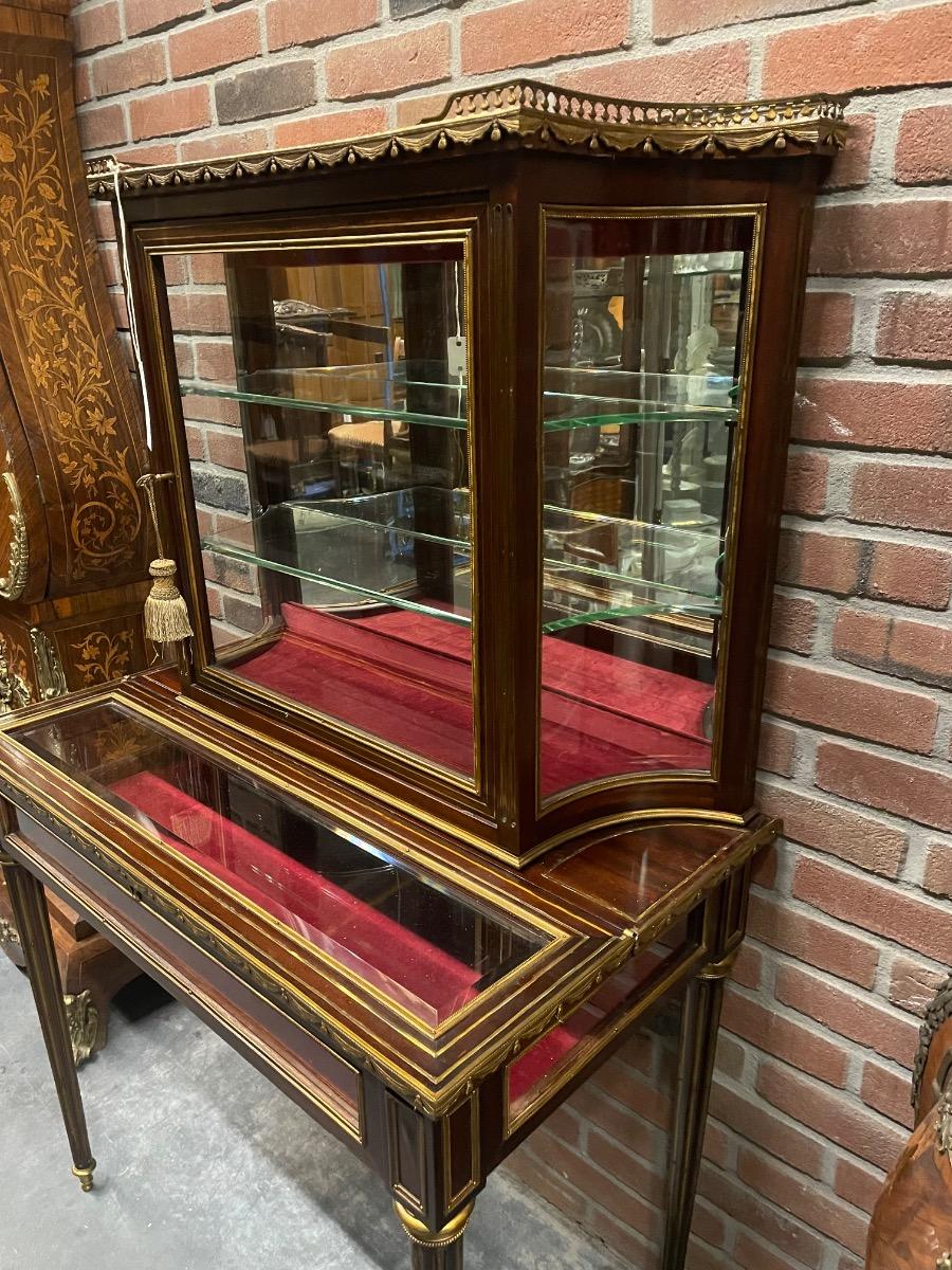 Napoleon III mahogany table vitrine. 85x48x139H cm 