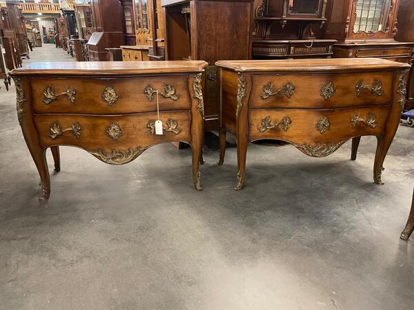 Pair of 20th century commodes. 130x63x86H cm 