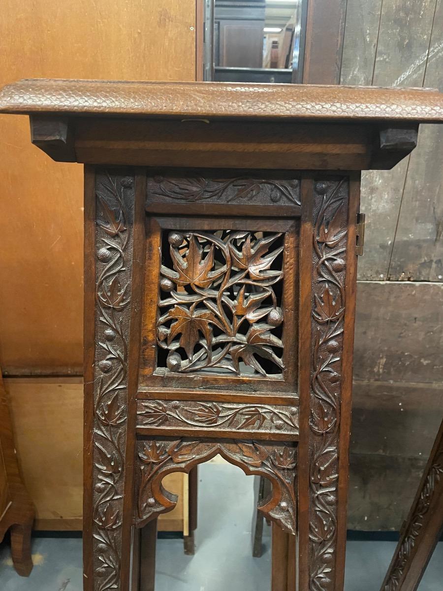 Pair of colonial pedestal tables. 116 cm tall