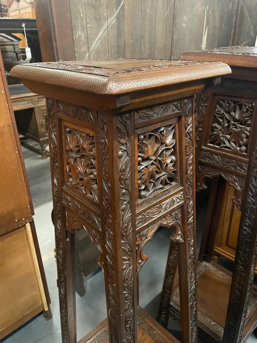 Pair of colonial pedestal tables. 116 cm tall