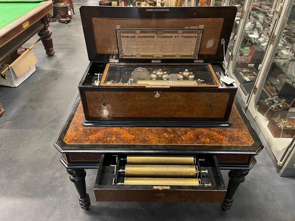 Spectaculaire music box with bells and drum and 4 cilinders